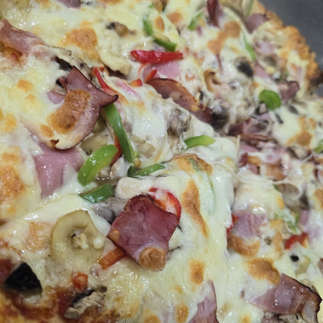 Pizza του Break με ζαμπόν, μανιτάρια και πιπεριές