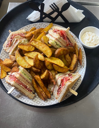 Club sandwich με πατάτες και συνοδευτική σως στο Break