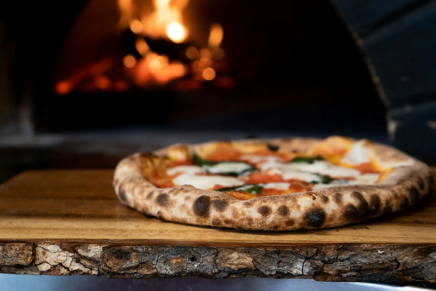 Pizza μπροστά σε αναμμένο φούρνο