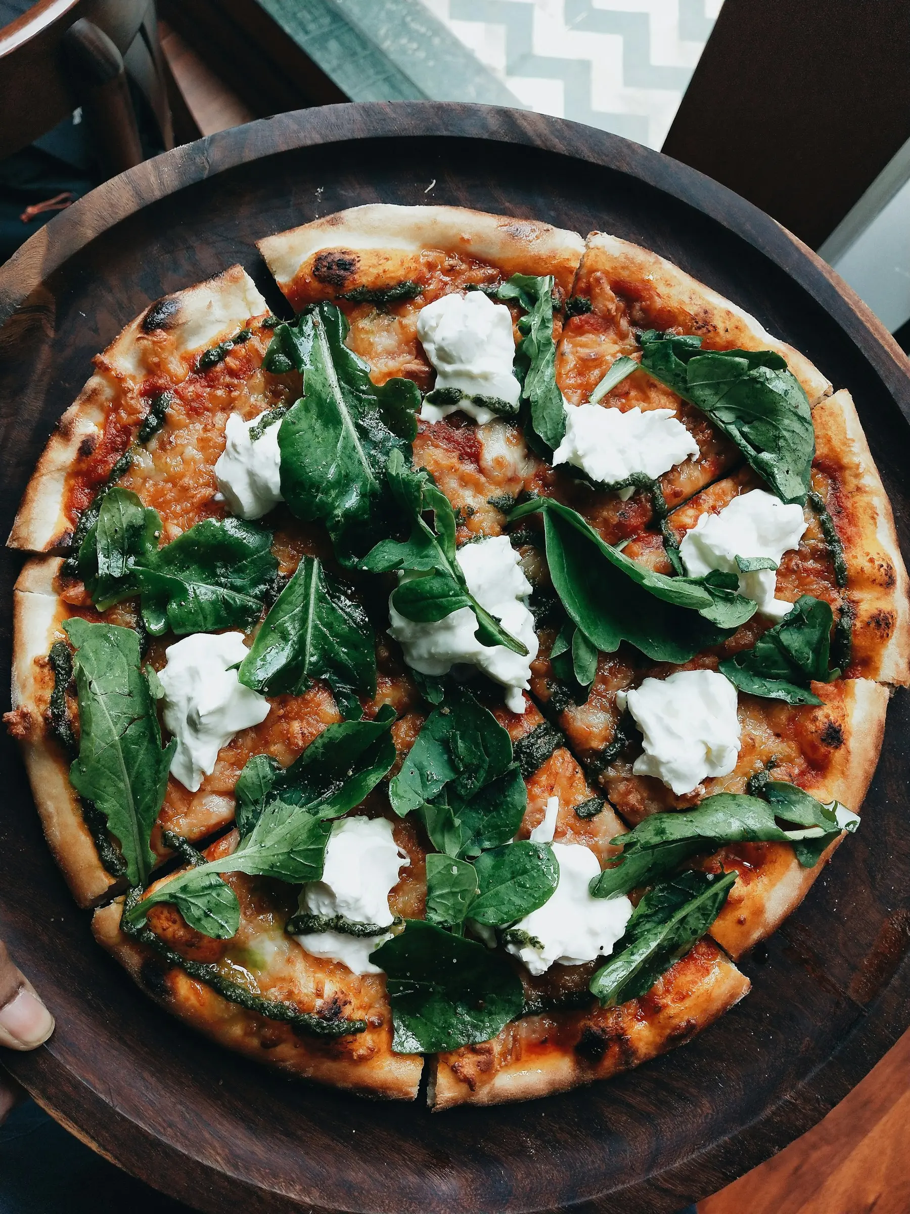 Pizza με φρέσκα υλικά πάνω σε ξύλινο τραπέζι